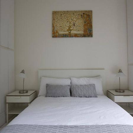 Large 2 Beds Flat Overlooking Clapham Common Park 런던 외부 사진